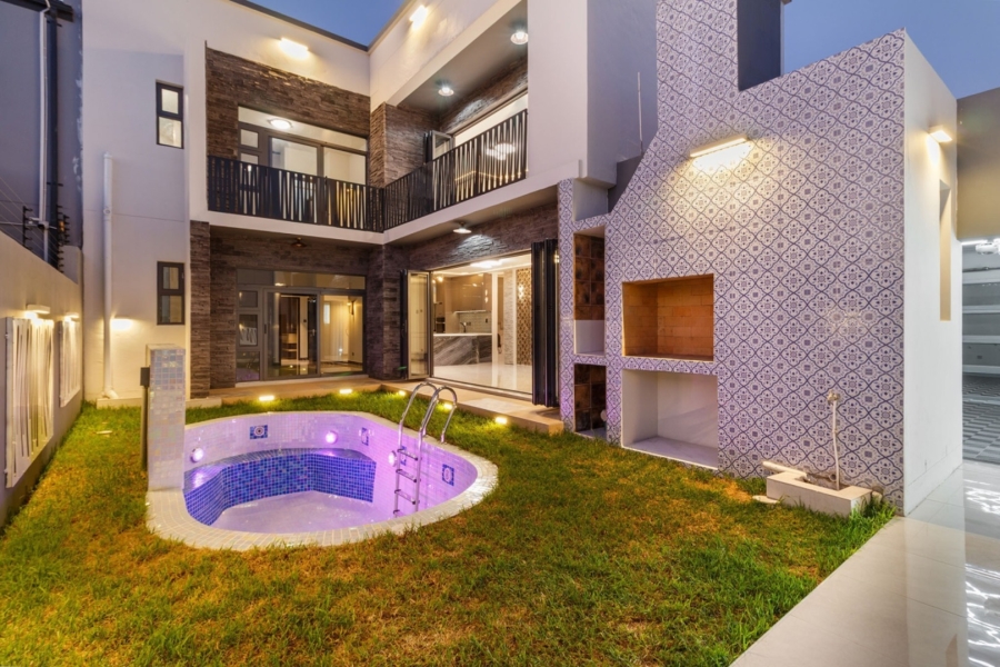 6 Bedroom Property for Sale in Sandown Western Cape